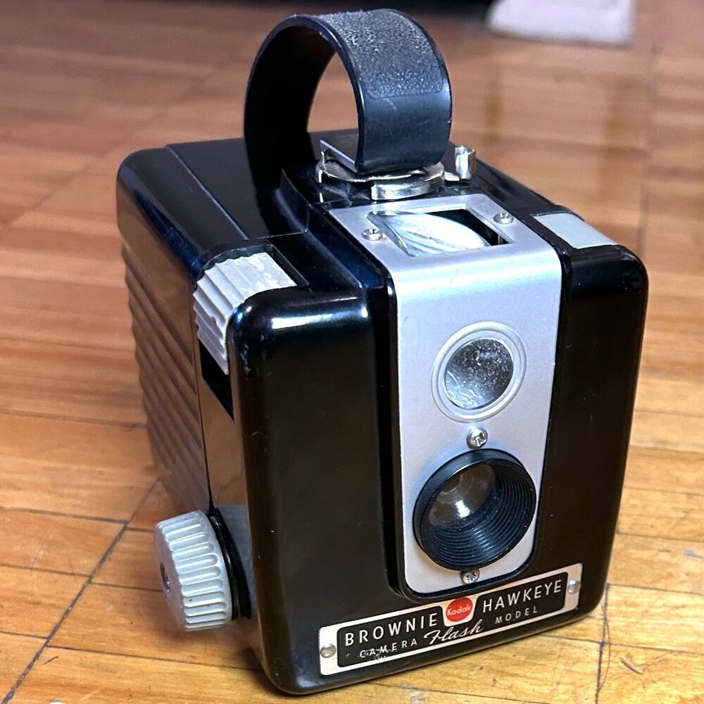 VINTAGE KODAK BROWNIE HAWKEYE CAMERA / CAMERA FLASH MODEL